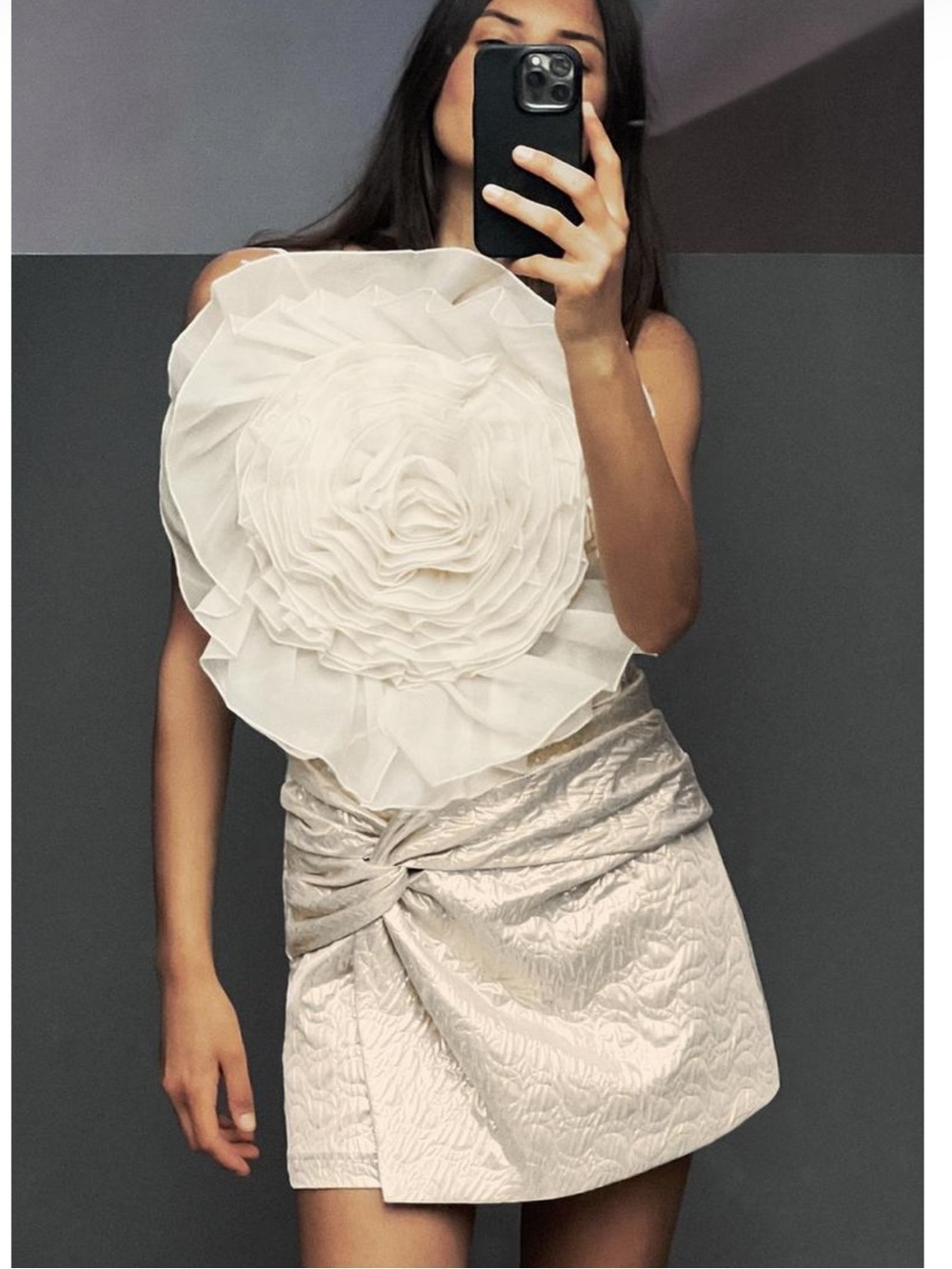 VIRAL NEW Zara High-waist skort with a crossover front and knot.
🚨FIRM PRICE
